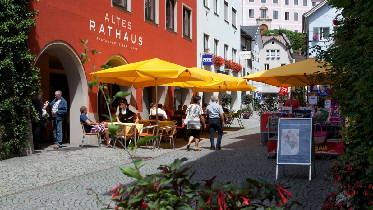Rathausgasse in der Alpenstadt Bludenz im Sommer