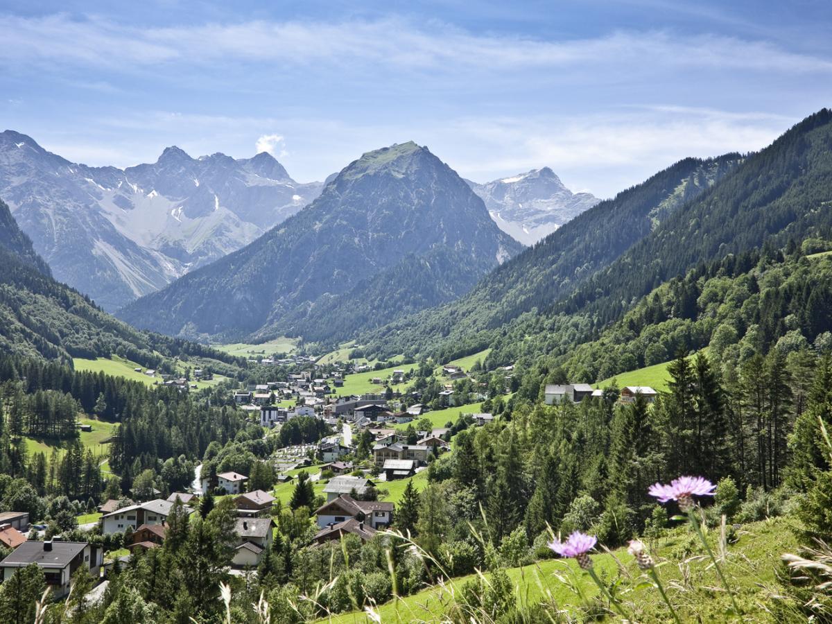 Blick auf Brand im Sommer in Vorarlberg