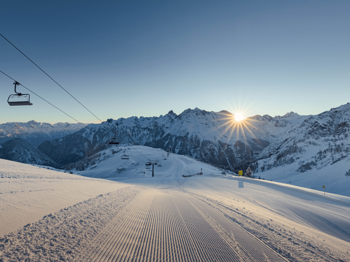 Skigebiet Brandnertal mit Weitblick auf die Bergwelt bei Dämmerung
