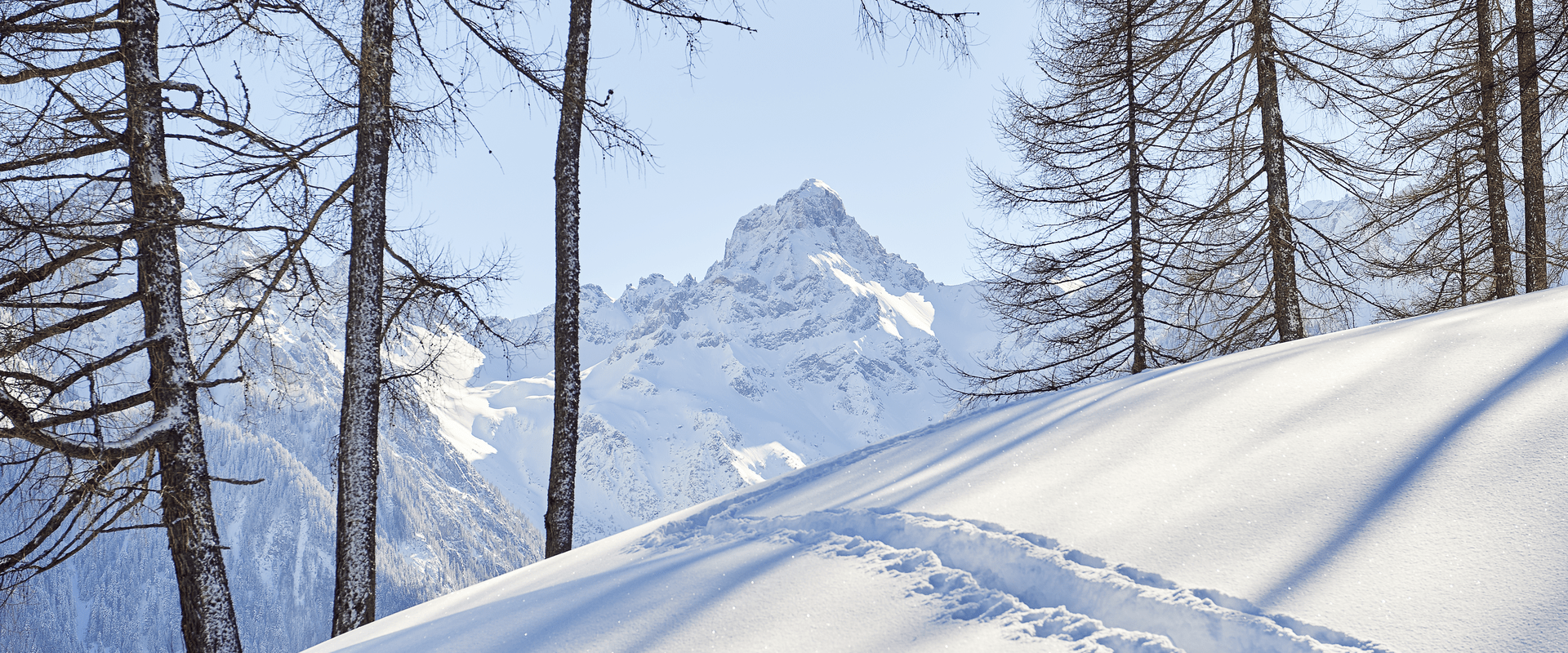 Spuren im Schnee mit Bergblick im Brandnertal
